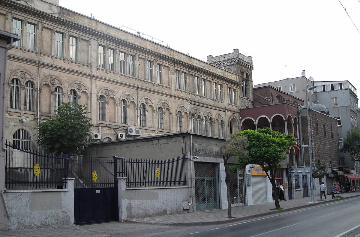 İstanbul Saint-Benoît Lisesi'nin cephesi