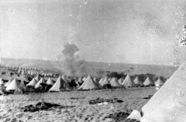 Romani'de Osmanlı topçusunun ateşi altındaki Avustralya hafif süvarileri