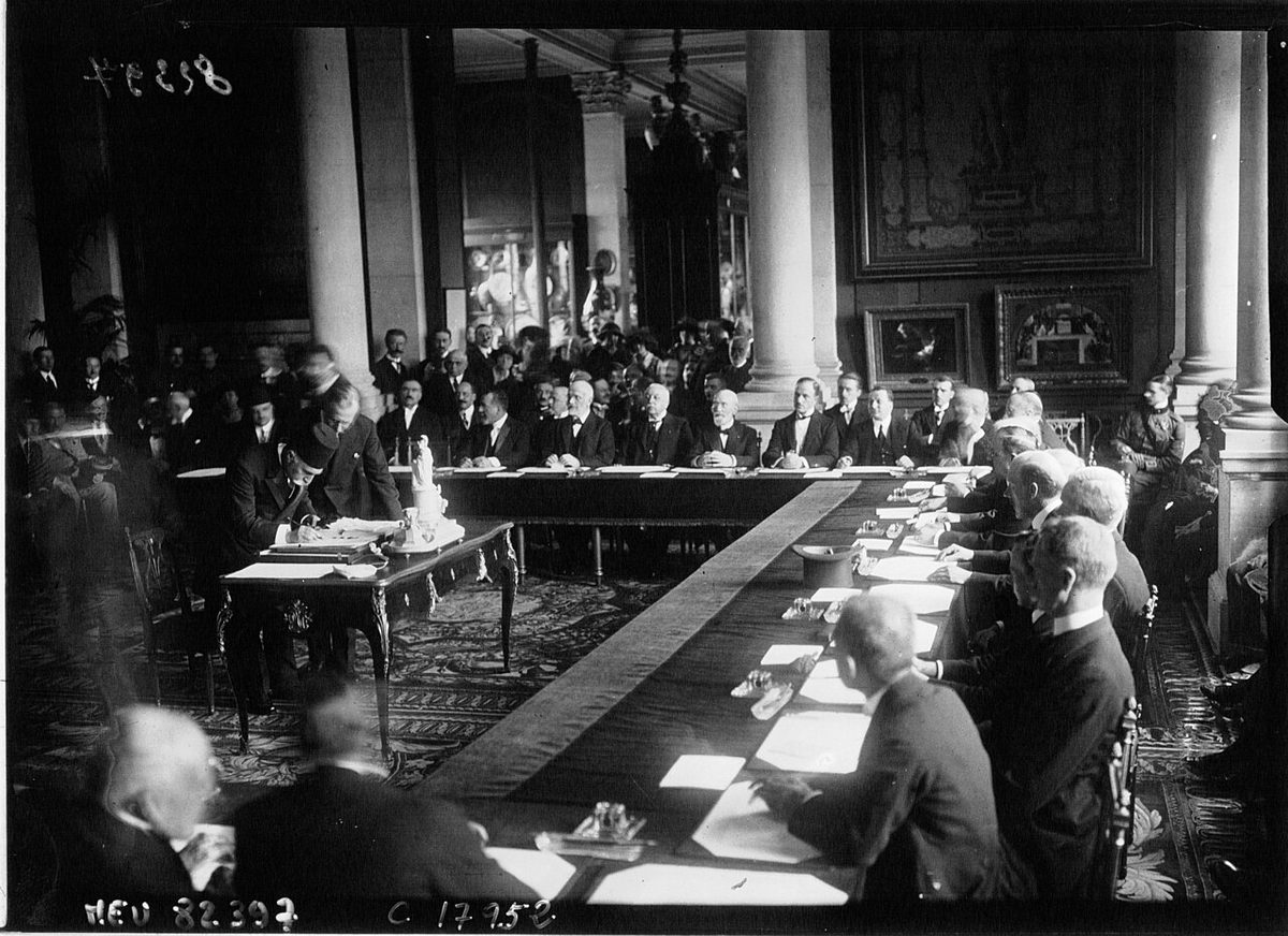 Hadi Paşa Sevr Antlaşması'nı imzalarken, 10 Ağustos 1920