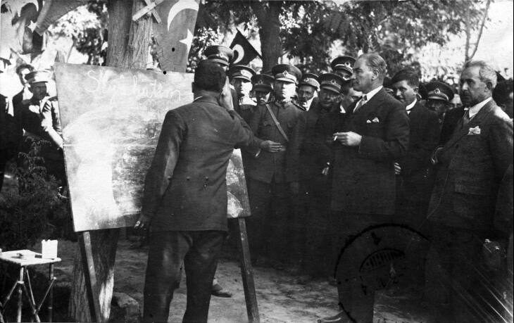 Mustafa Kemal Sivas'ta yeni harfleri anlatırken, Eylül 1928