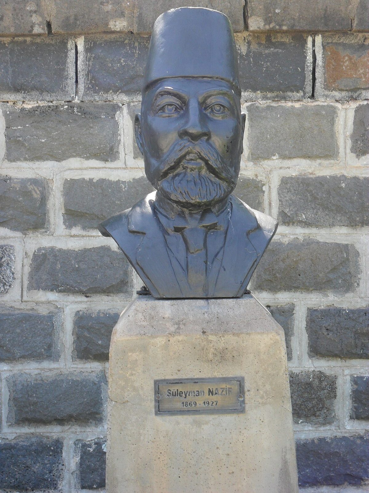 Süleyman Nazif büstü