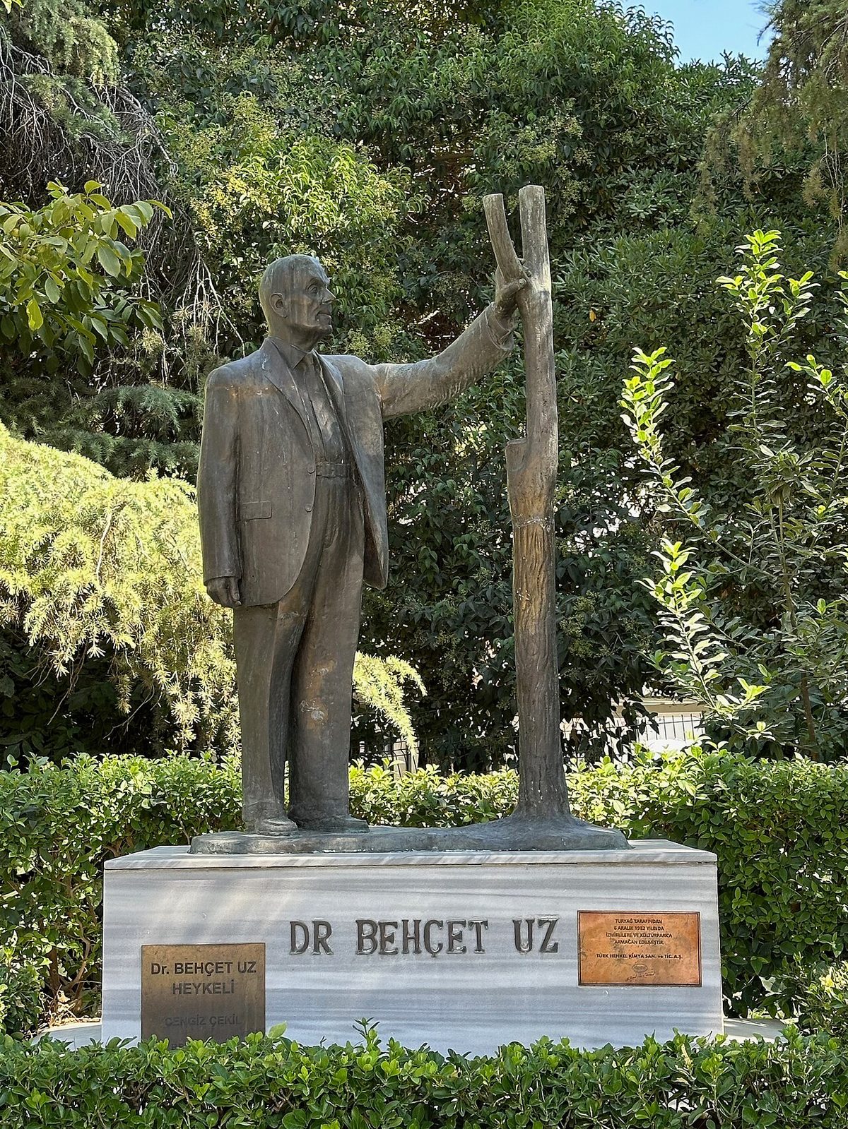 Dr. Behçet Uz heykeli, 2023