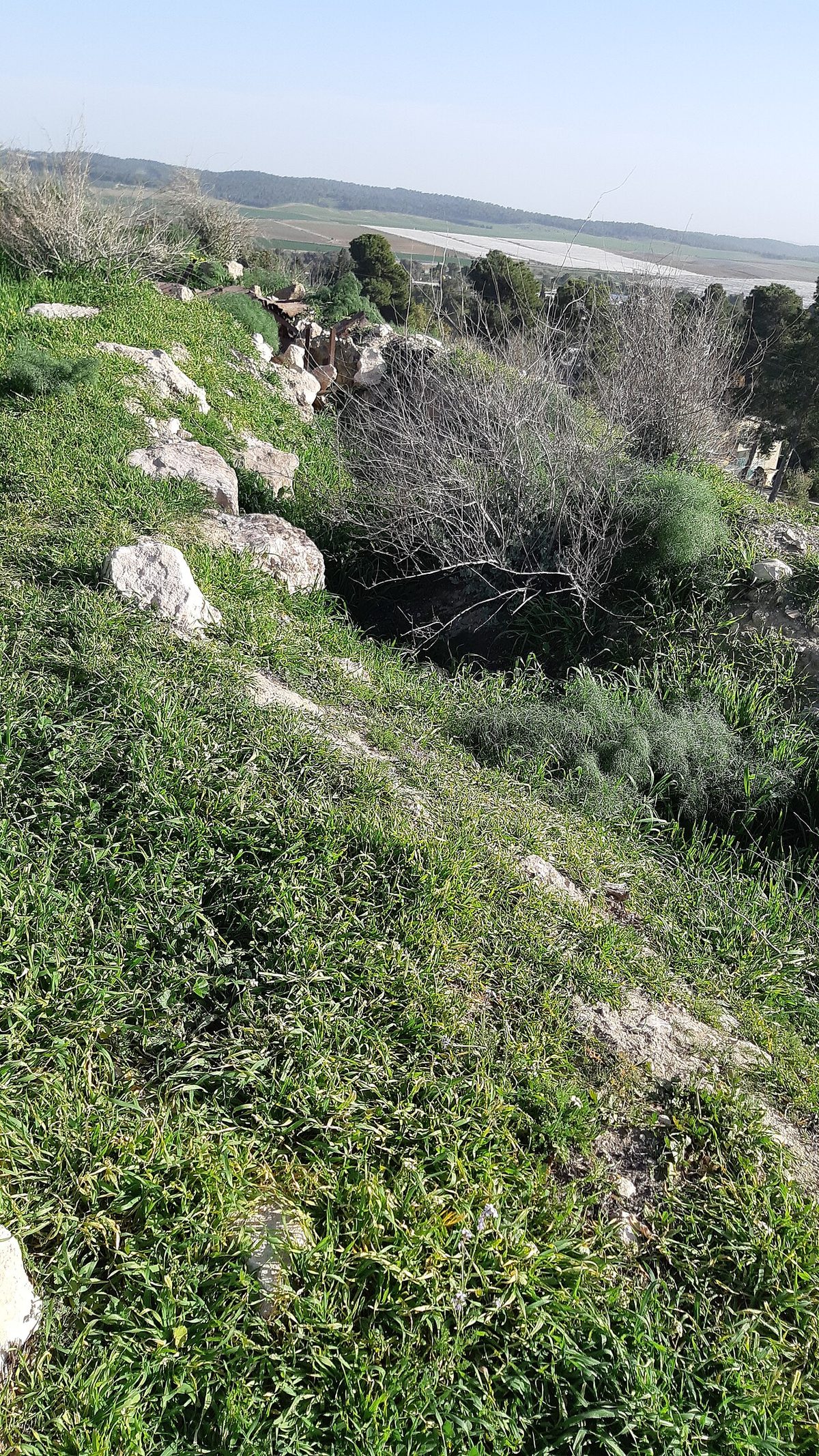 Tel el Huveylfe'de bugün görülebilen siper izleri