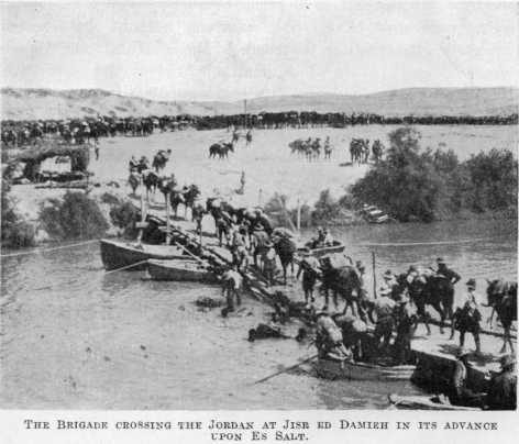 Ürdün Nehri üzerindeki Cisr ed Damiye köprüsünden geçen bir tugay