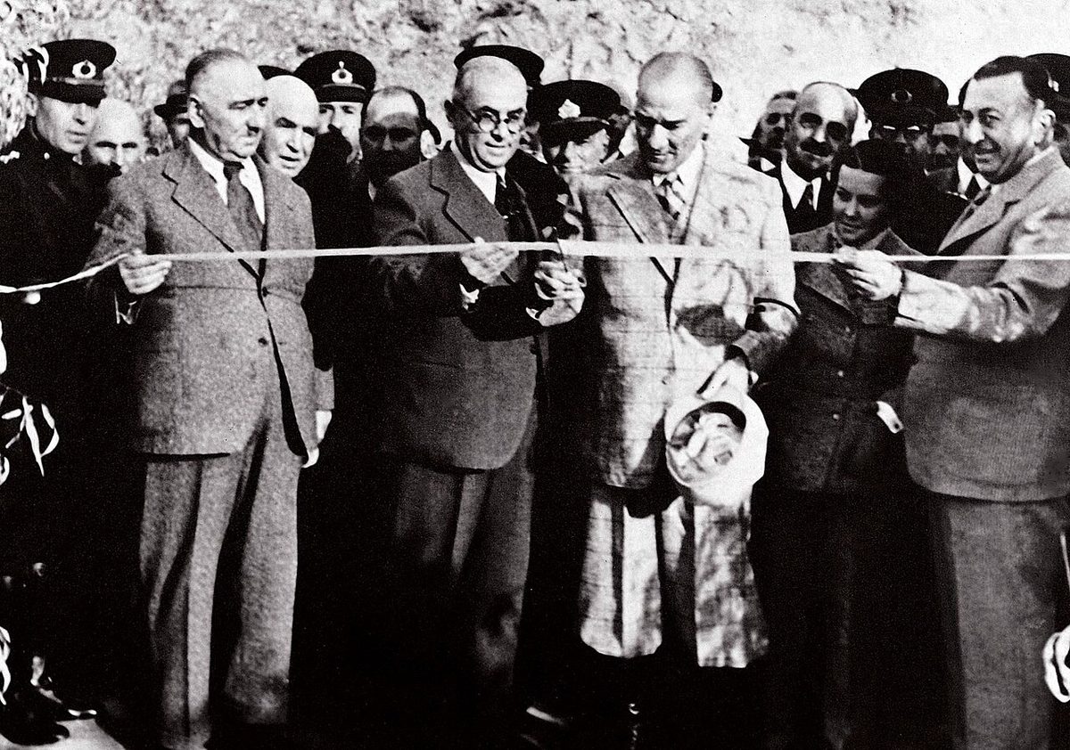 Atatürk, Celal Bayar, Ali Çetinkaya ve Sabiha Gökçen Singeç Köprüsü'nün açılışında, 17 Kasım 1937