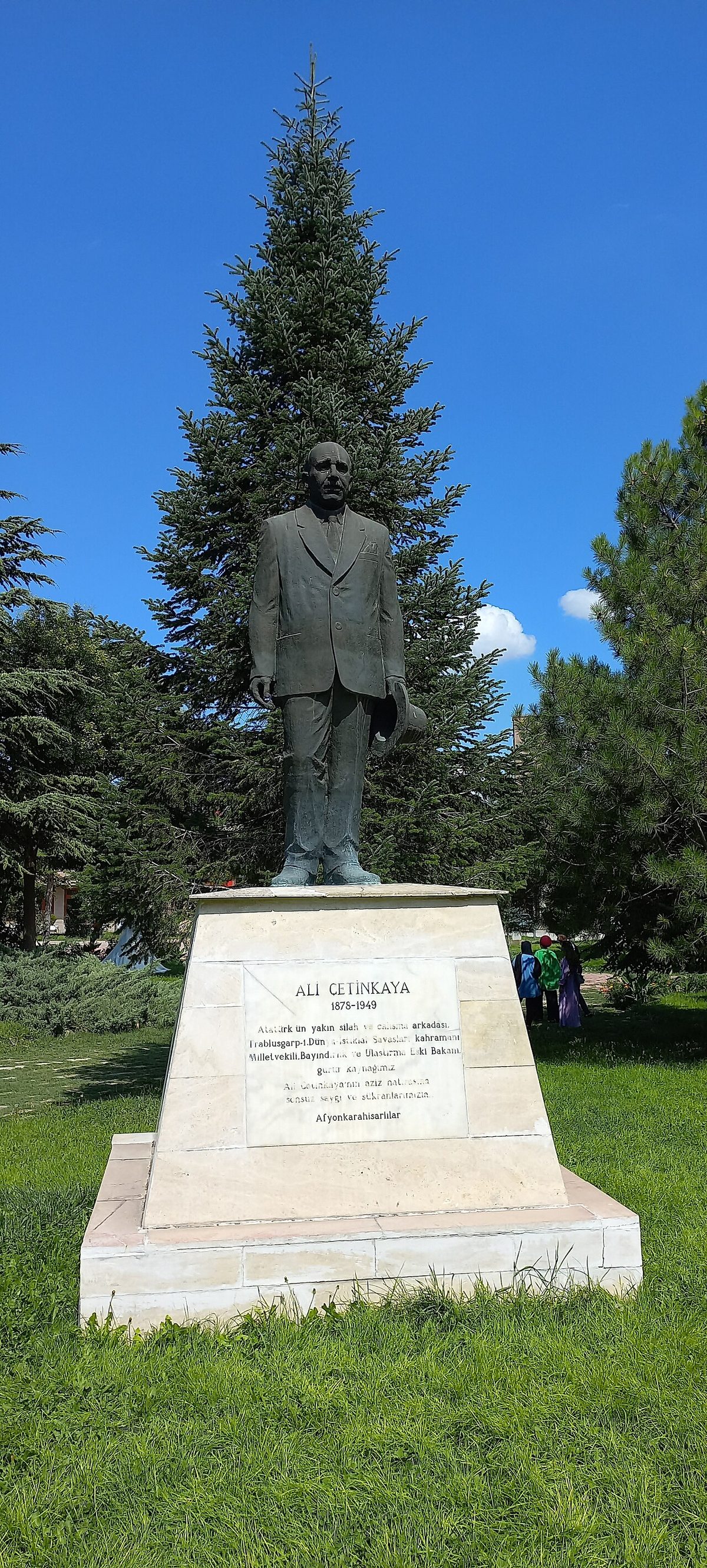 Ali Çetinkaya heykeli