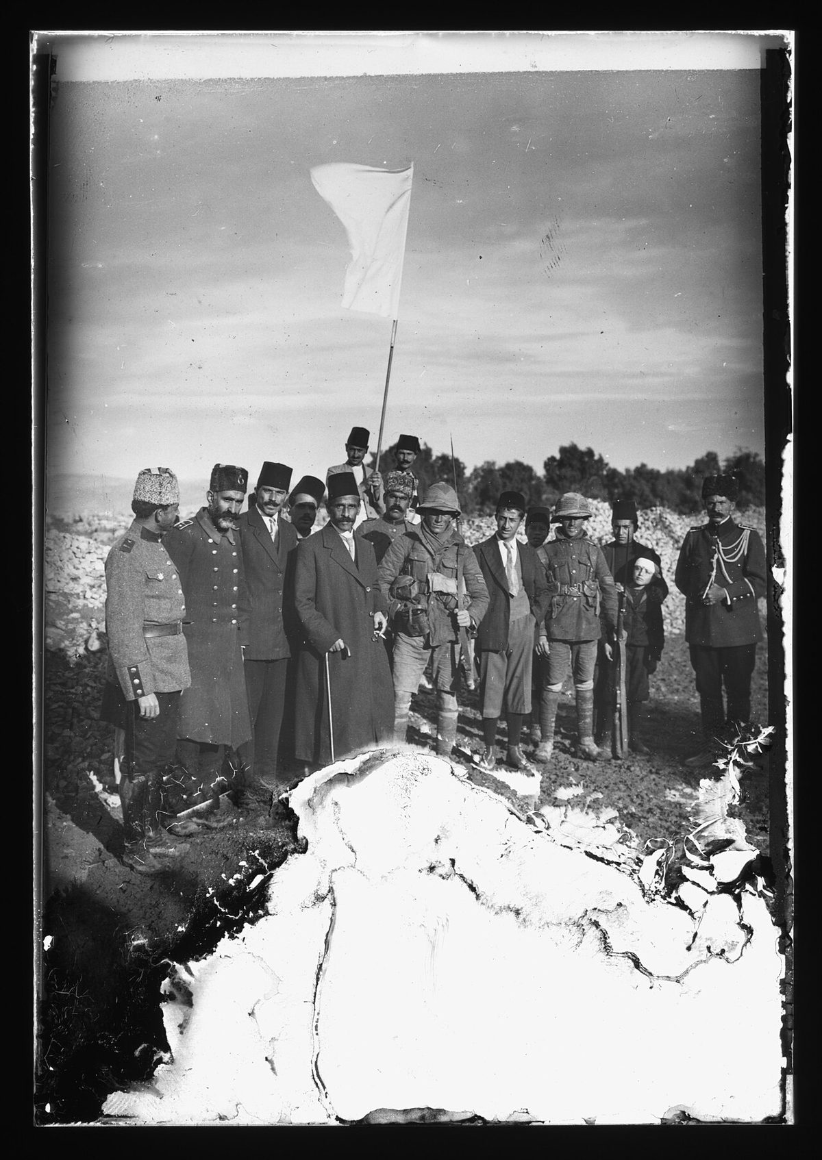 9 Aralık 1917: Kudüs Belediye Başkanı beyaz bayrakla iki İngiliz çavuşuna teslim teklif ediyor