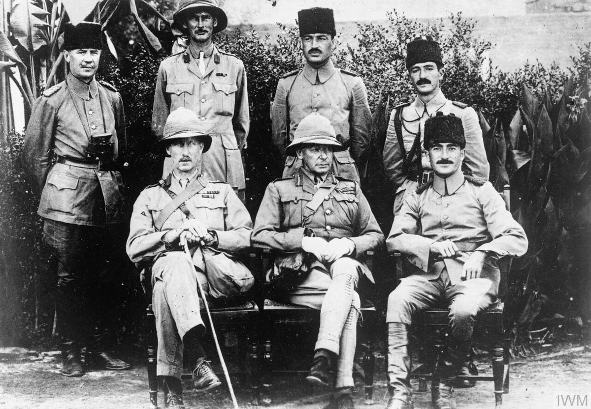 Kut'un tesliminden sonra General Townshend ve Halil Paşa, Nisan 1916