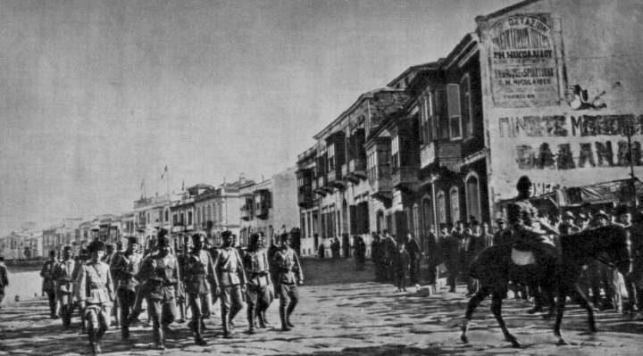 Türk süvari birlikleri İzmir'e girerken, 9 Eylül 1922