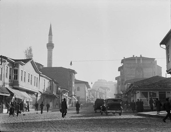 Uzakta kalesiyle Ankara'da bir cadde, 1935