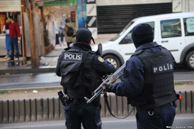 Türk polis teşkilatından bir görüntü