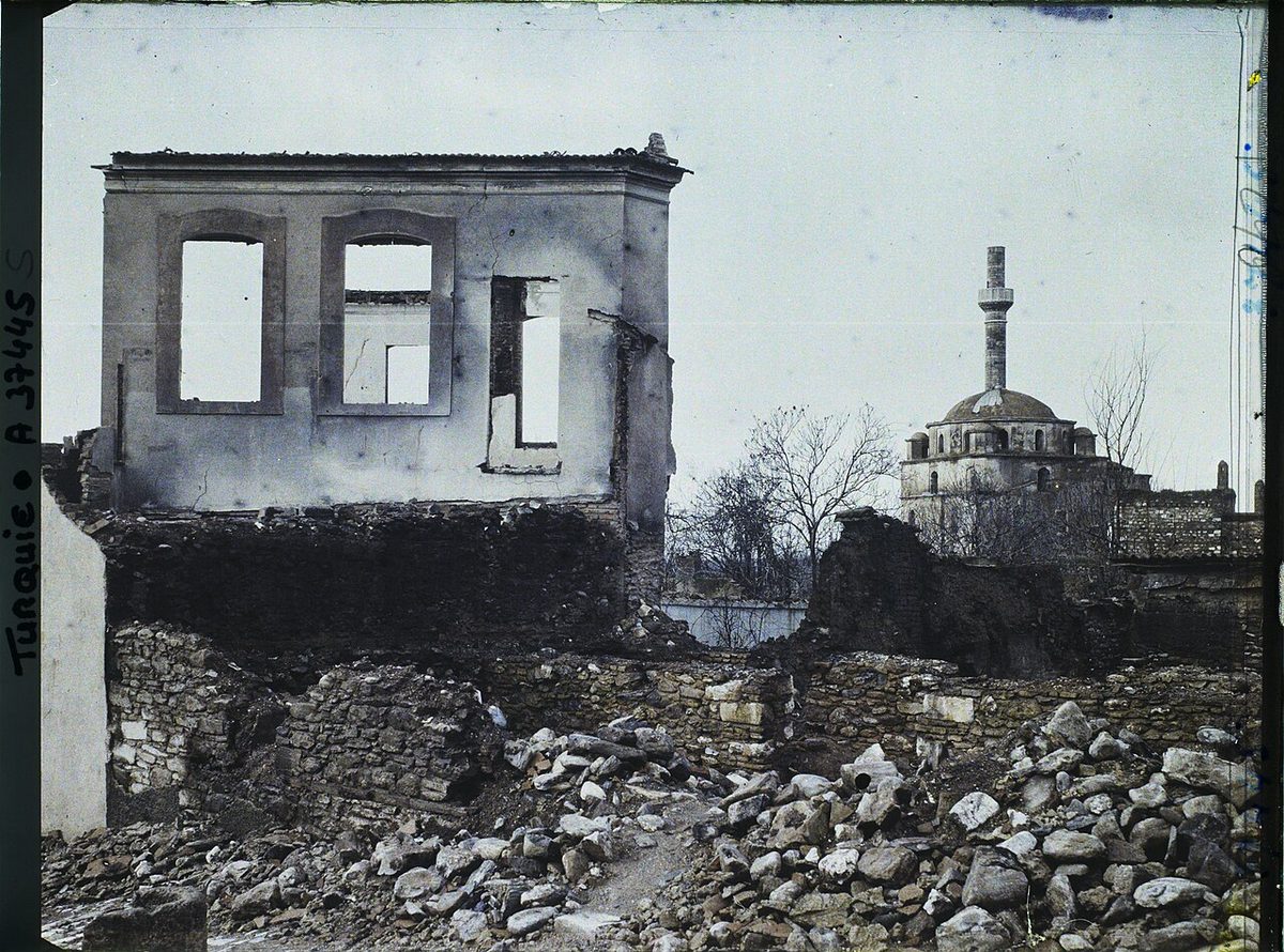 Aydın'da Cihan Camii yakınındaki yıkıntılar