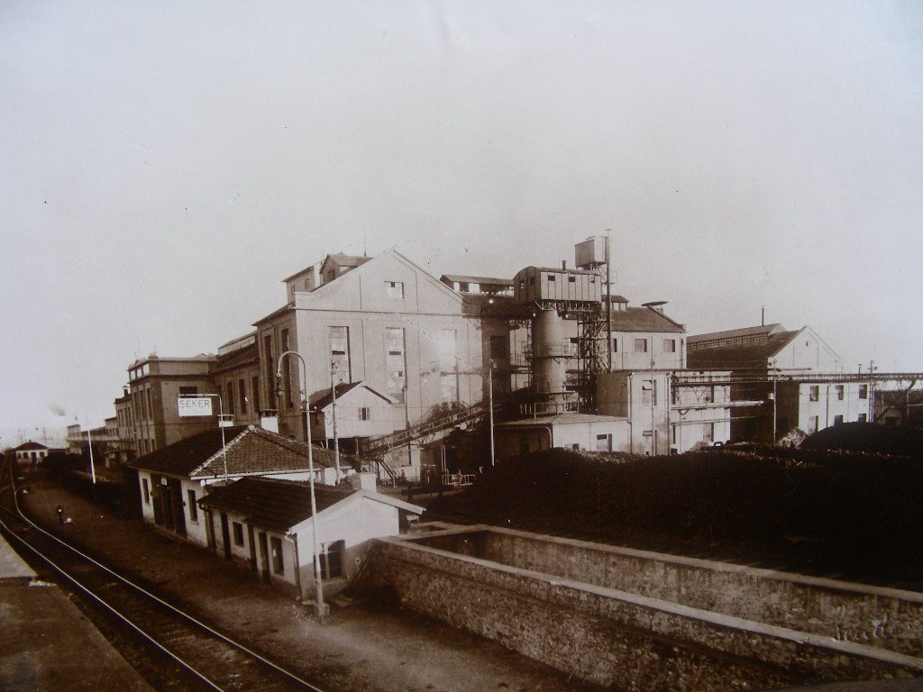 Aynı yıl açılan Uşak Şeker Fabrikası'nın kuruluş dönemi fotoğrafı