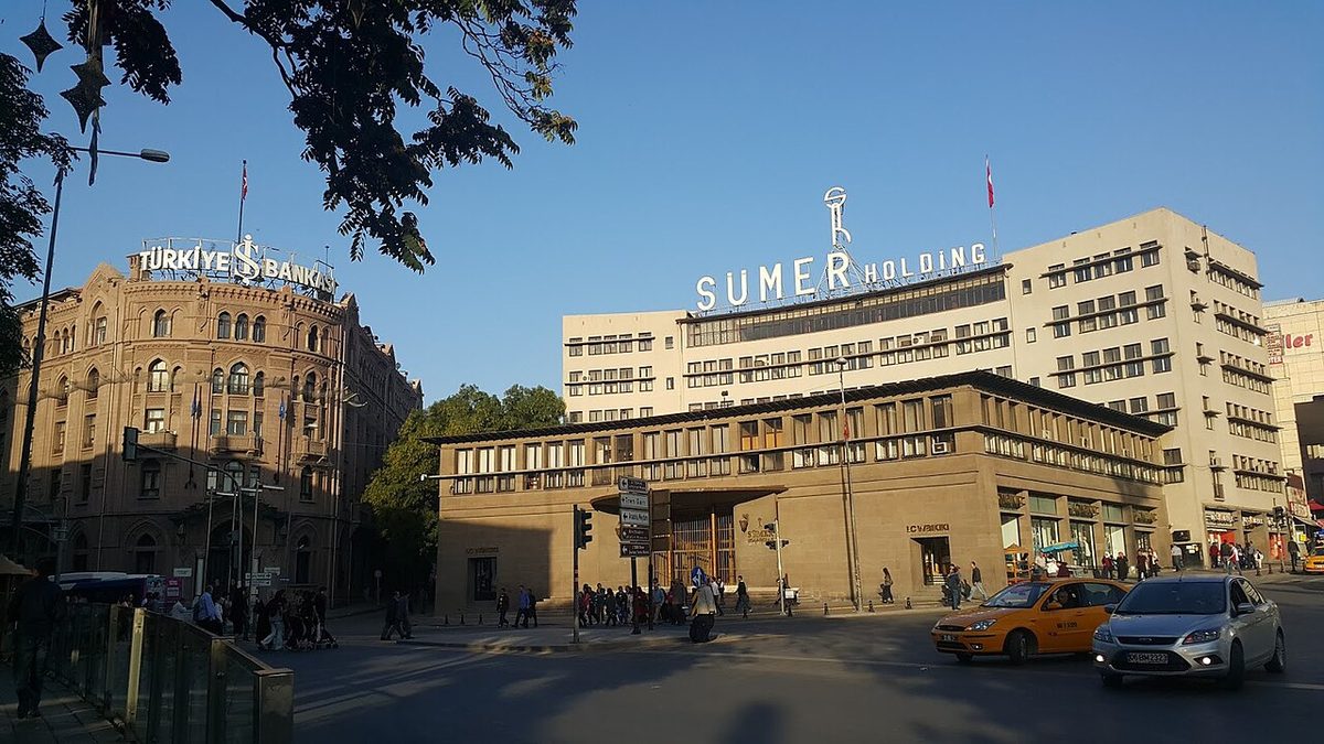 Taşhan'ın yerinde yükselen Sümerbank binası