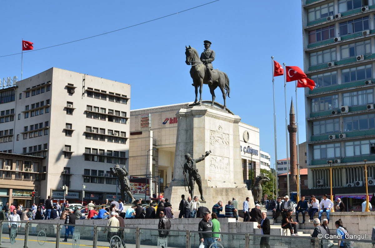 Ankara Ulus'taki Zafer Anıtı'nda Atatürk heykeli
