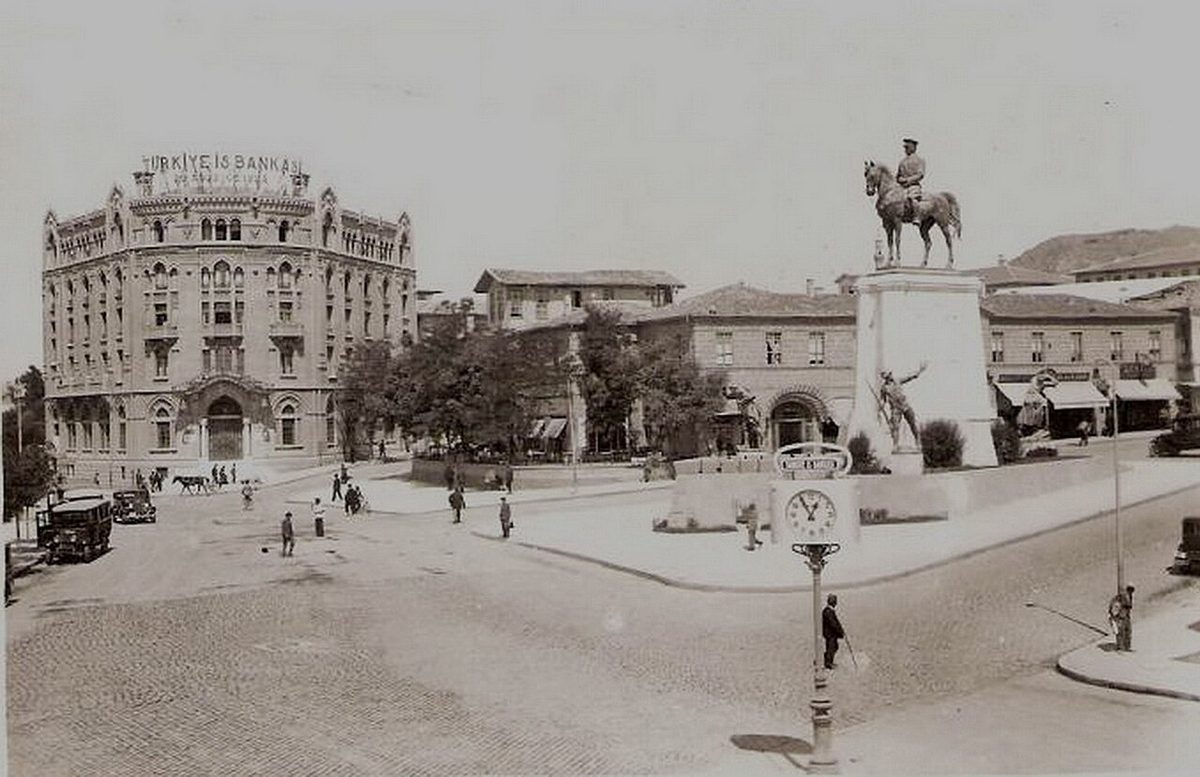 Eski bir fotoğrafta Ulus Meydanı ve İş Bankası binasının çevresi