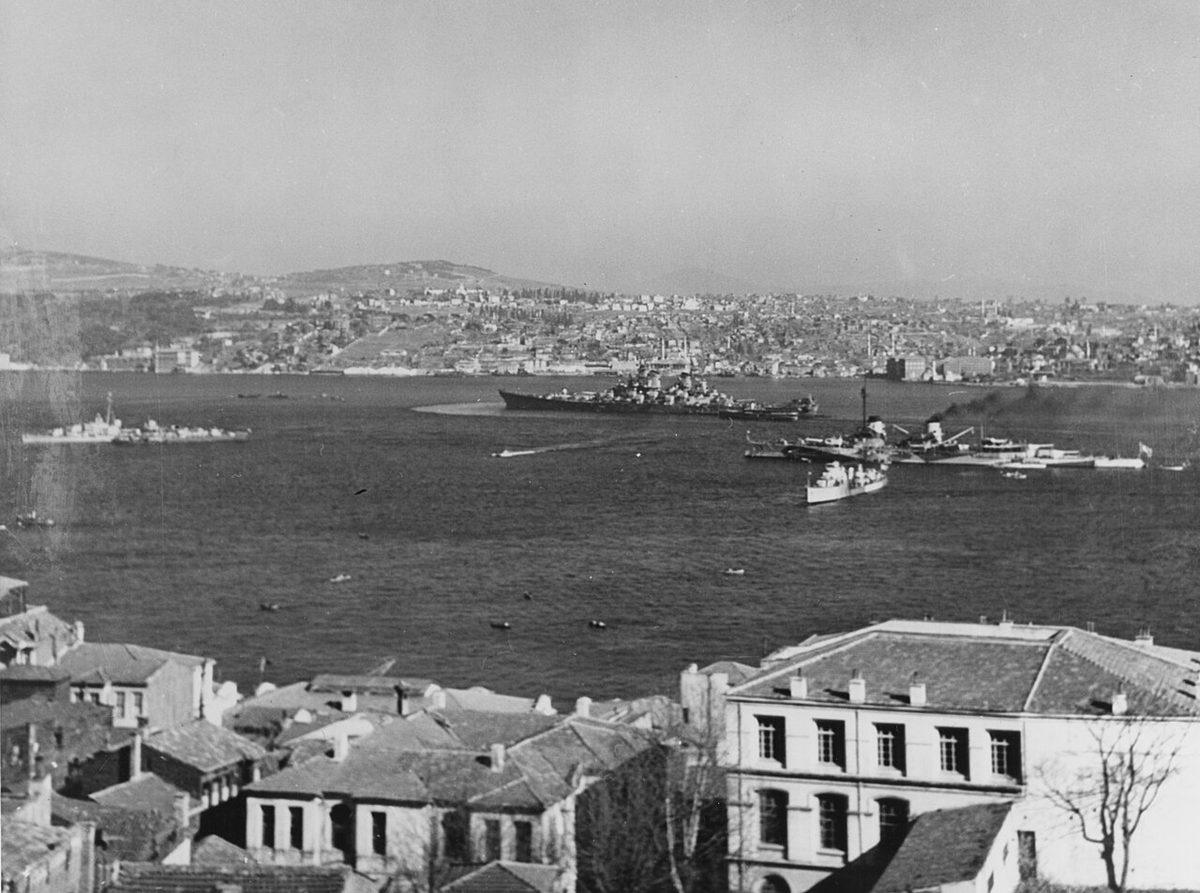 USS Missouri, USS Power ve TCG Yavuz İstanbul açıklarında, 5 Nisan 1946