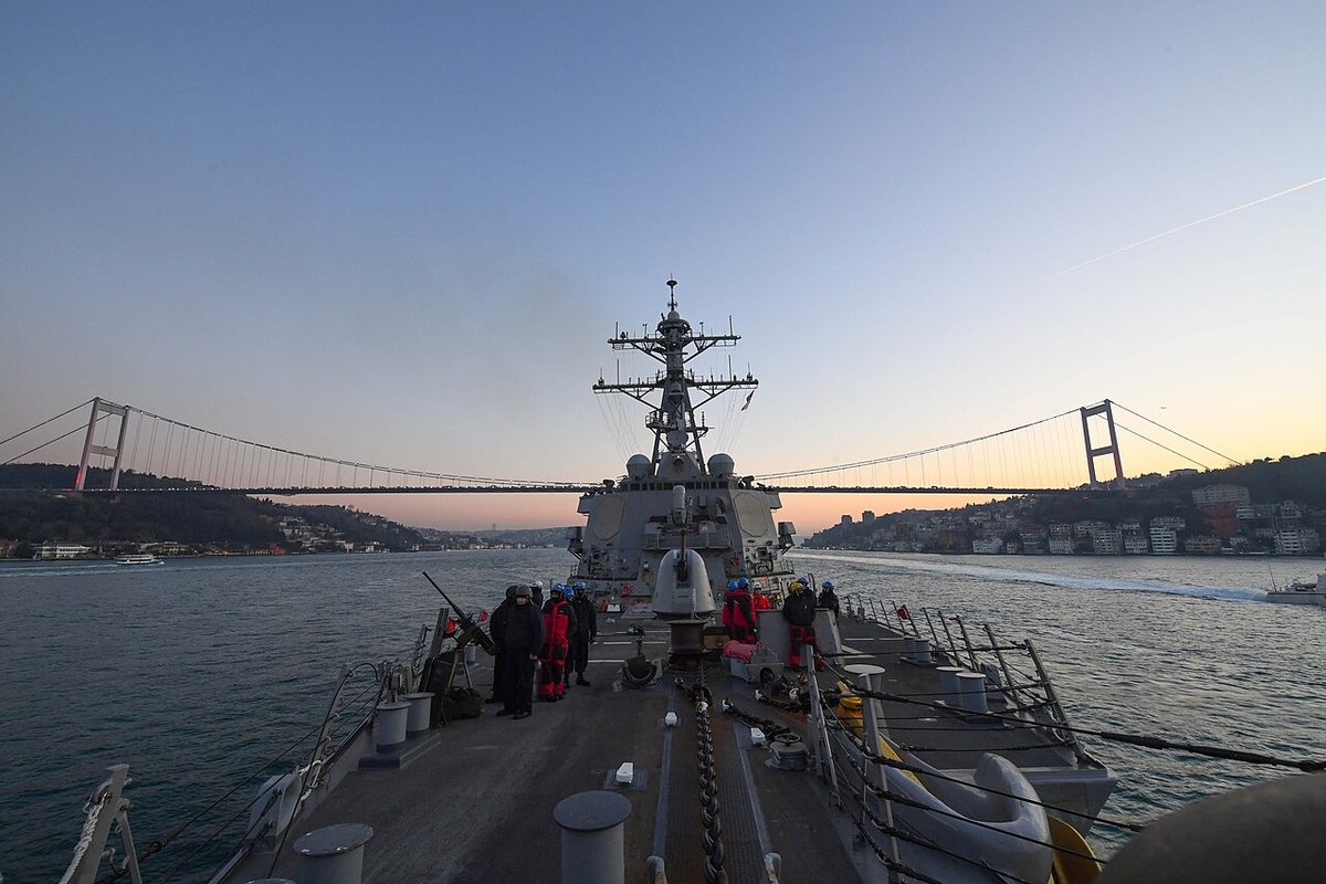 Montrö kurallarına göre bildirim yapılarak İstanbul Boğazı'ndan geçen bir savaş gemisi