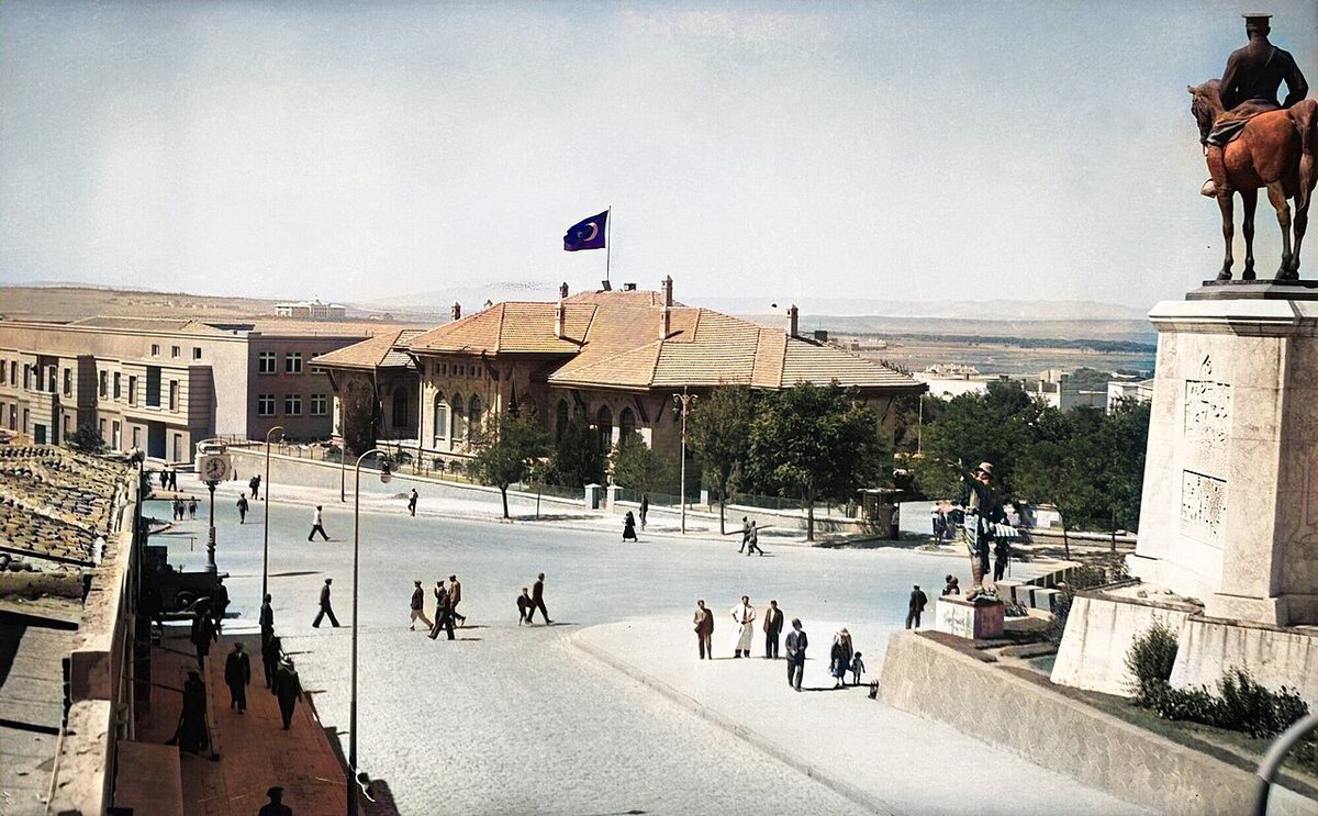 Ulus Meydanı'ndaki Zafer Anıtı ve Birinci Meclis binası, 1930'lar