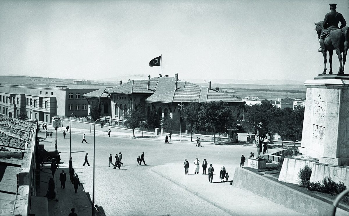 Ulus'taki Zafer Anıtı ve Birinci Meclis binası, 1930'lar