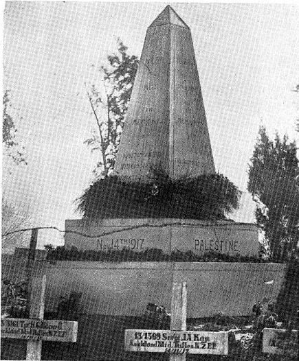 Ayun Kara'daki Yeni Zelanda savaş anıtı, 1922