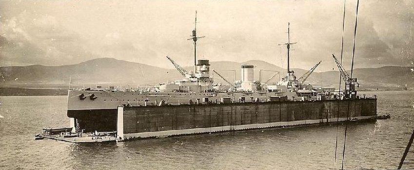 Yavuz zırhlısı Gölcük'teki yüzer havuzda, 1928 civarı