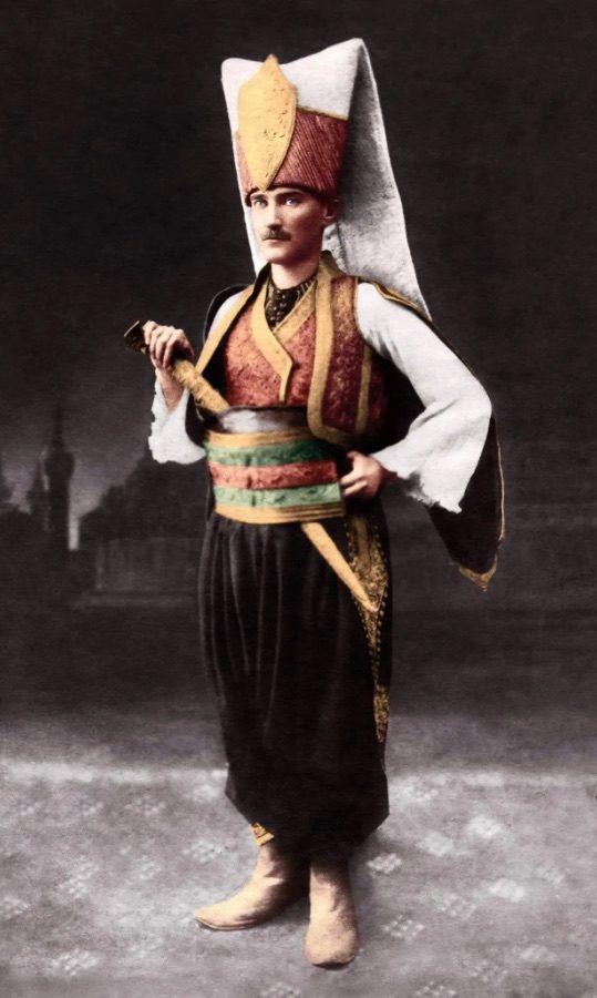 Mustafa Kemal Sofya'daki kıyafet balosunda giydiği yeniçeri kıyafetiyle, 1914
