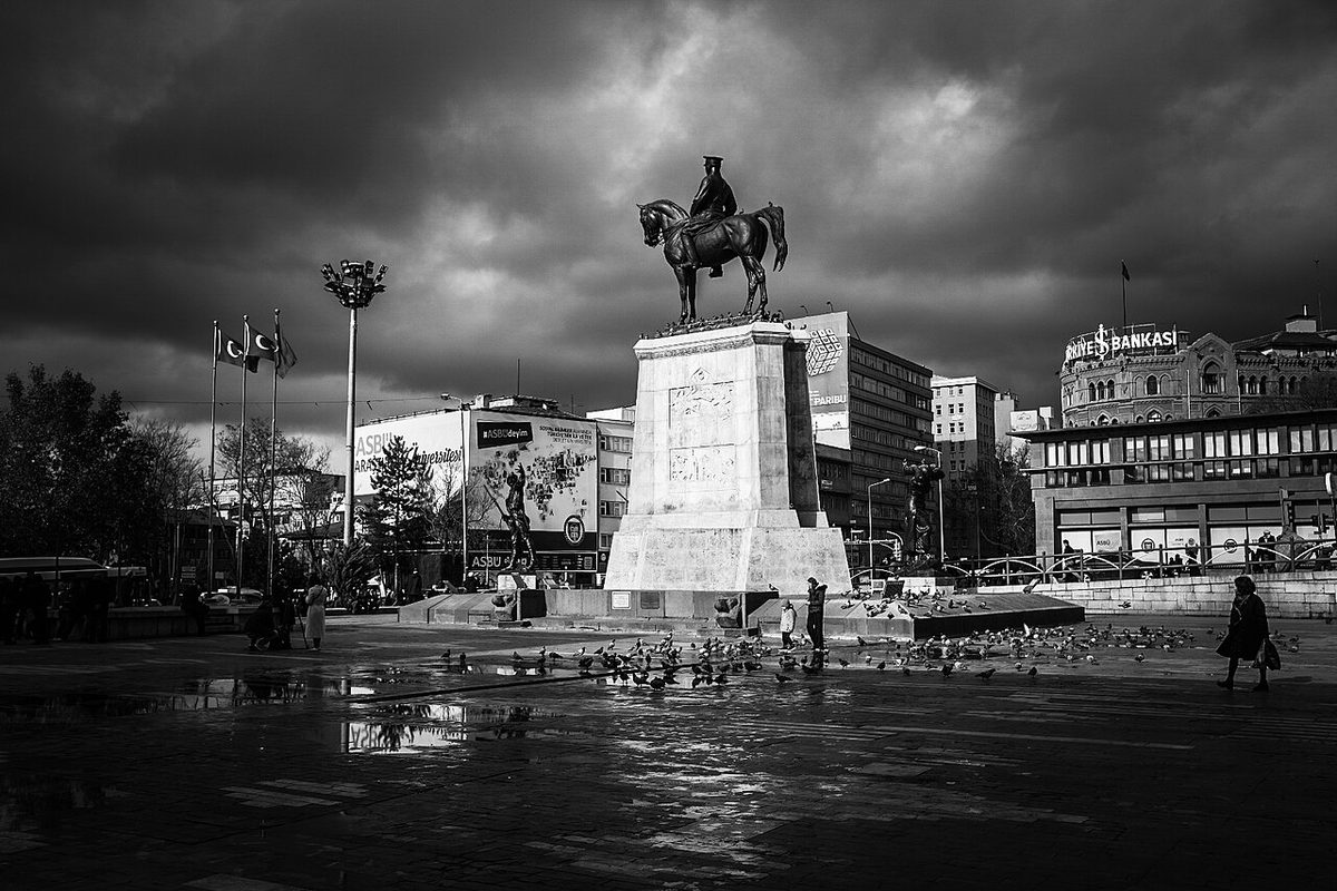Ulus Meydanı'ndaki Zafer Anıtı