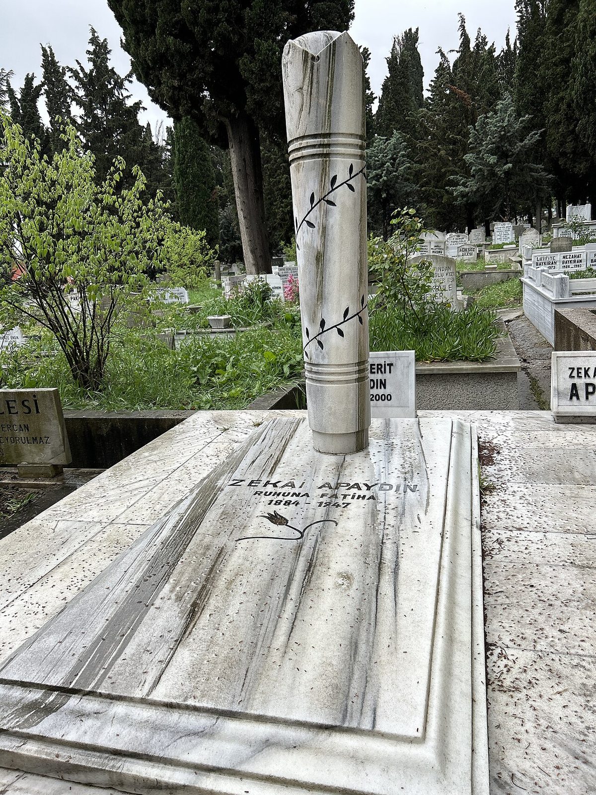 Edirnekapı Şehitliği'nde Zekai Apaydın'ın kabri, 2024