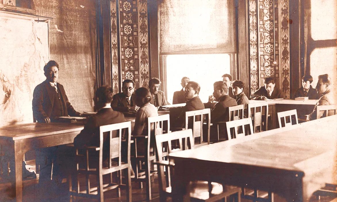 Zeki Velidi Togan İstanbul Darülfünunu'nda ders verirken, 1927
