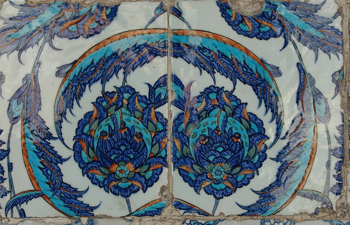 Rüstem Paşa Camii'nin çinilerle kaplı iç mekânı