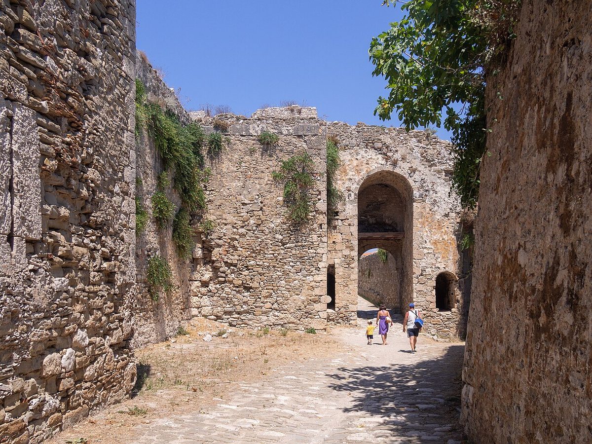Mora kıyısındaki Modon (Methoni) kalesinin surları