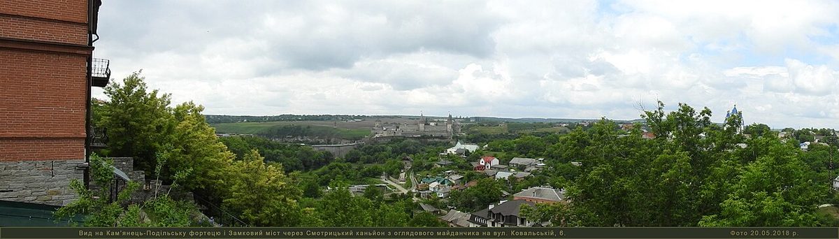Smotrych Nehri'nin kıvrımındaki Kamaniçe kalesi