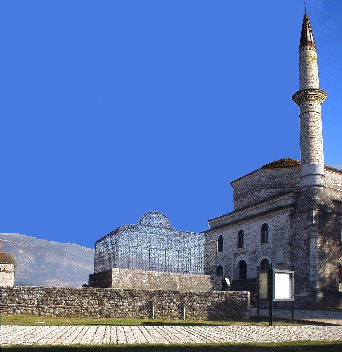 Yanya Kalesi'nde Fethiye Camii yanındaki Tepedelenli Ali Paşa'nın mezarı
