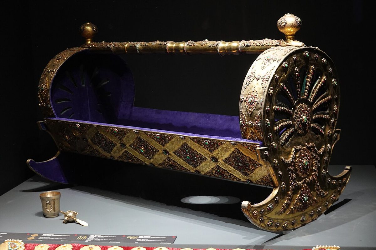 Topkapı Sarayı'nda sergilenen altın beşik