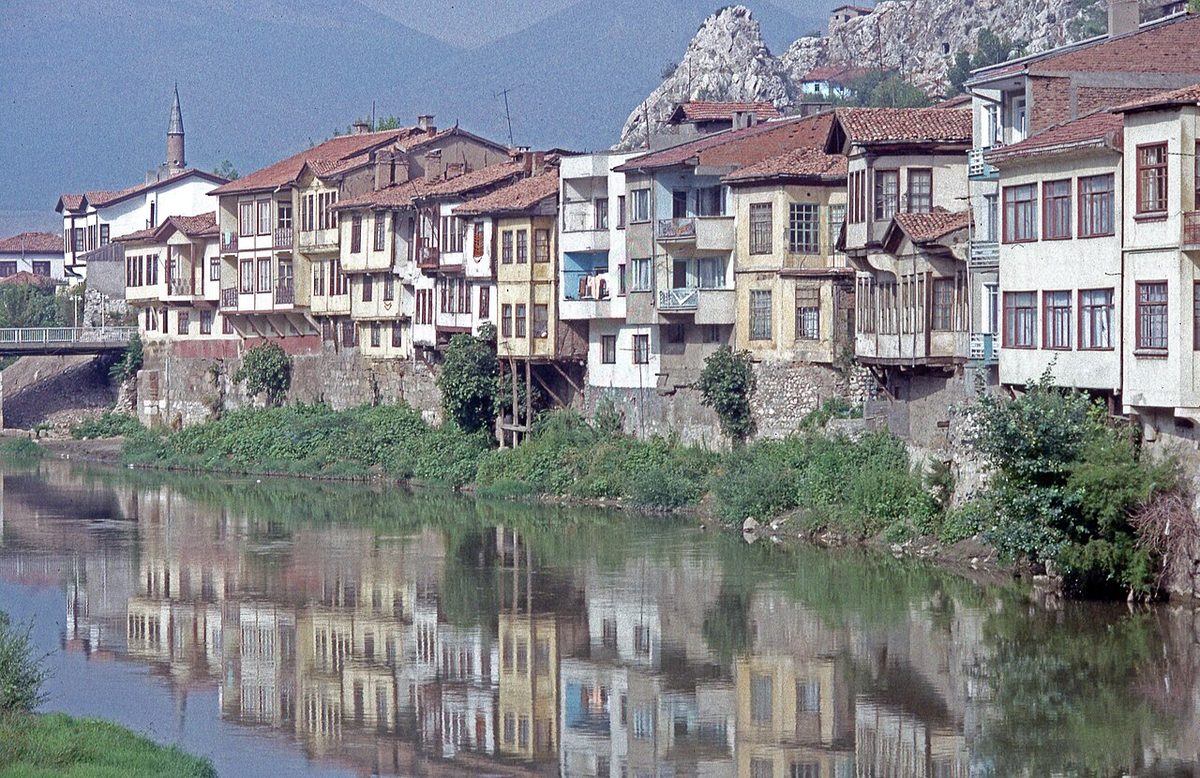 Amasya'da Yeşilırmak kıyısı