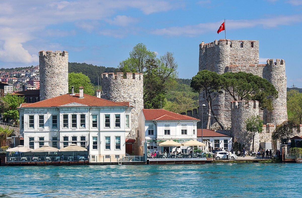İstanbul Boğazı kıyısındaki Anadolu Hisarı