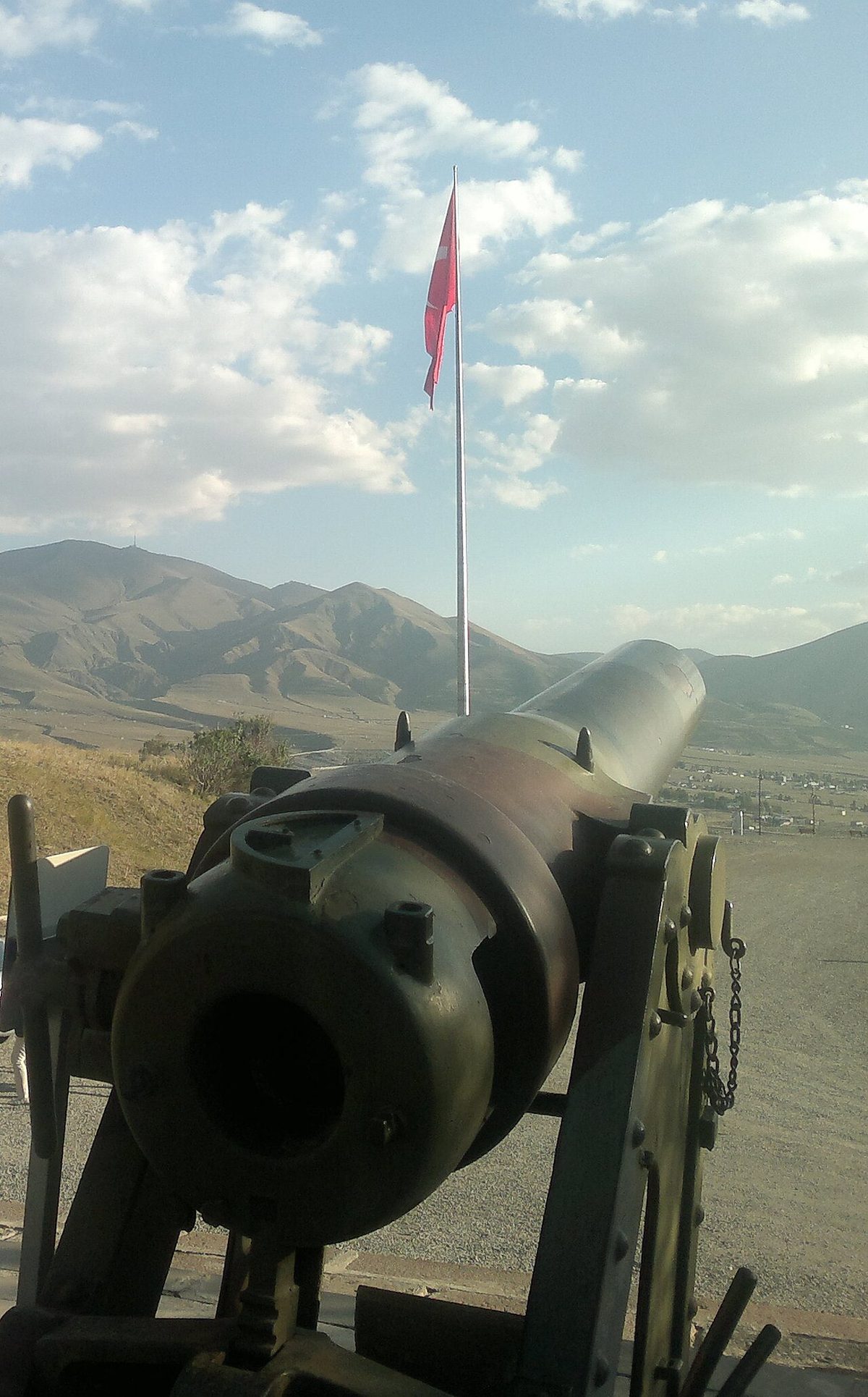Aziziye Tabyası'nda bayrak ve top