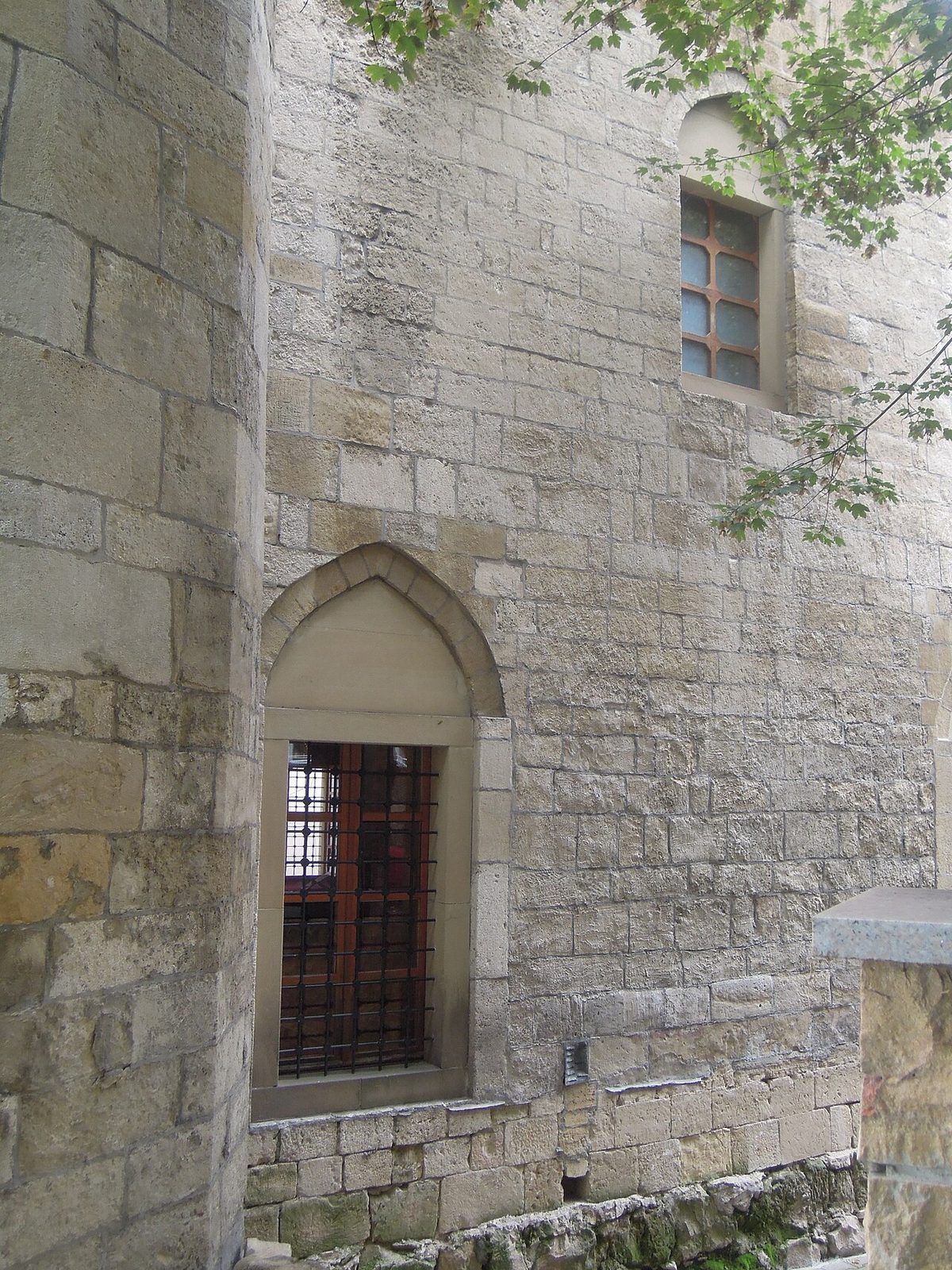 Bayraklı Camii'nin minaresi ve avlusu