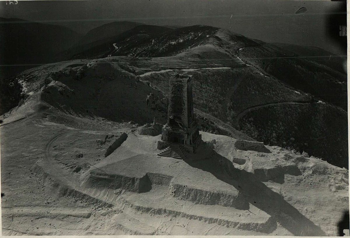 1930'larda Şıpka Geçidi'ndeki anıtın havadan görünüşü