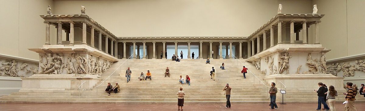 Mşetta cephesinin de bulunduğu Pergamon Müzesi'ndeki sunak salonu