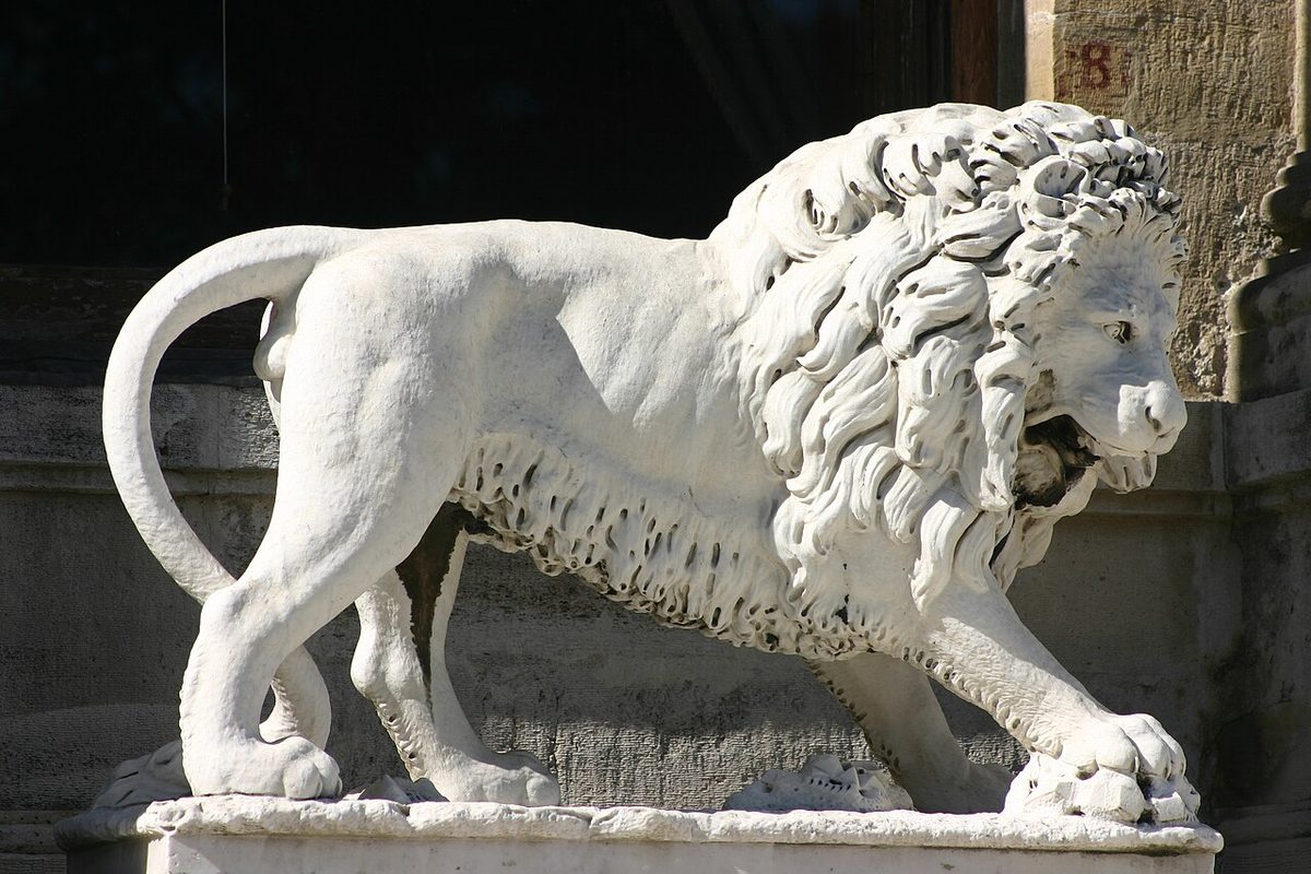Beylerbeyi Sarayı'nın bahçesindeki aslan heykeli