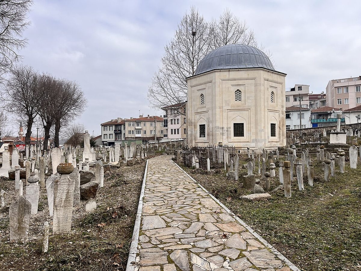 Edirne'deki Beylerbeyi Camii yanındaki türbe