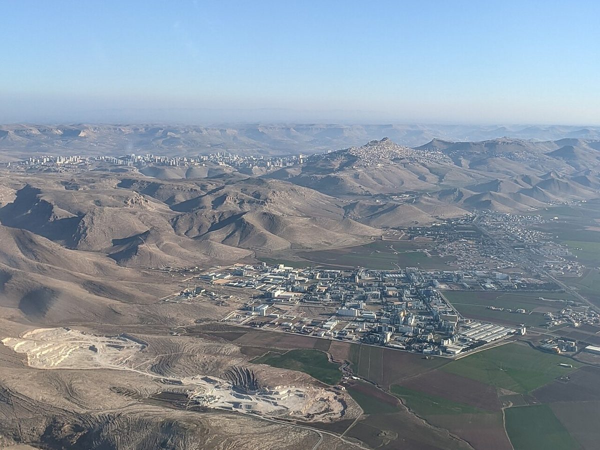 Mardin'in eski ve yeni şehrine yukarıdan bakış