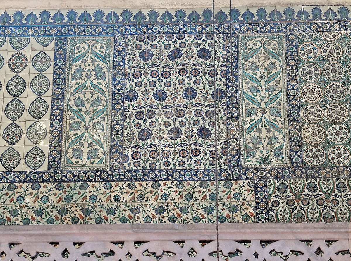 Sultanahmet Camii'nde mahfil duvarını kaplayan İznik çinileri