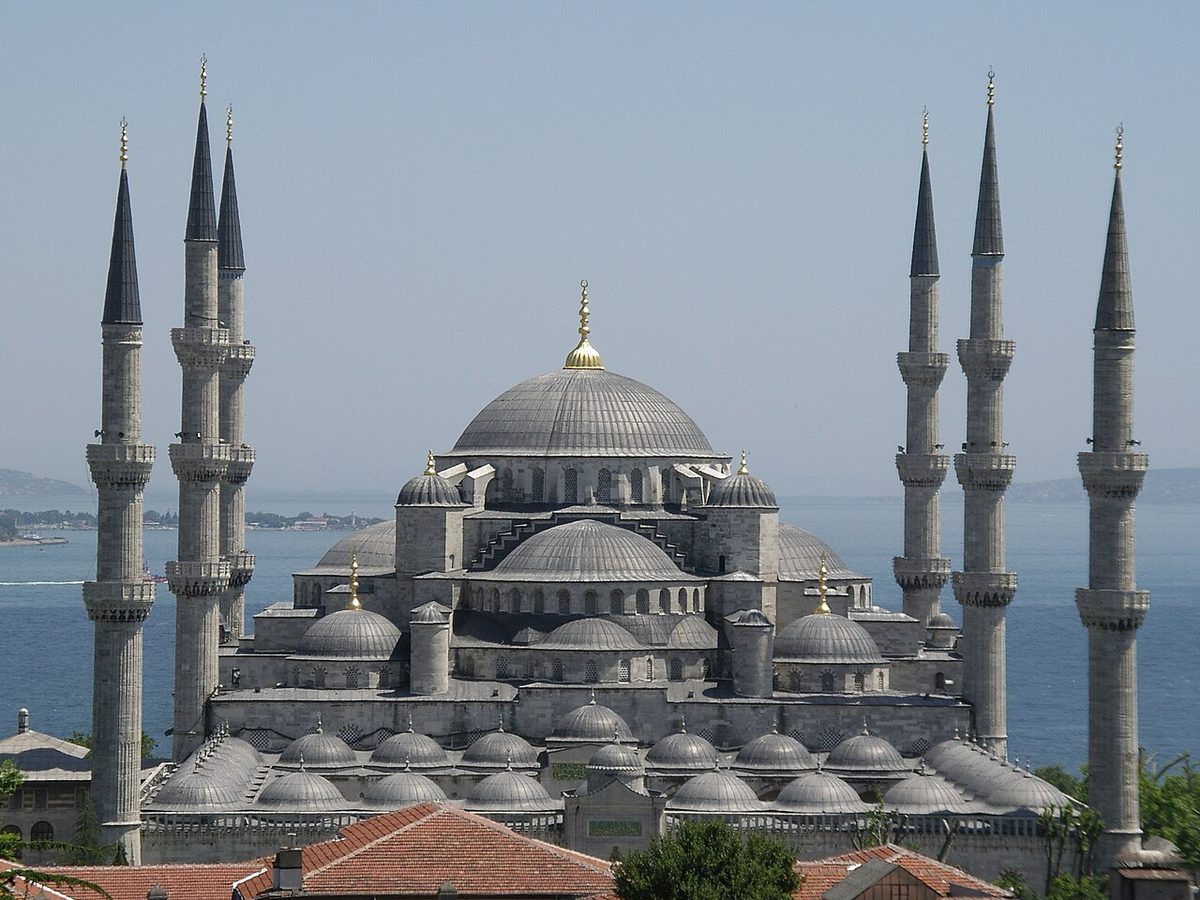 Sultanahmet Camii'nin altı minaresiyle dış görünümü
