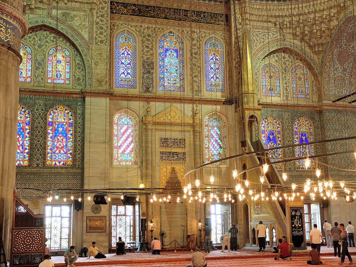 Sultanahmet Camii'nin mihrabı (ortada) ve minberi (sağda)