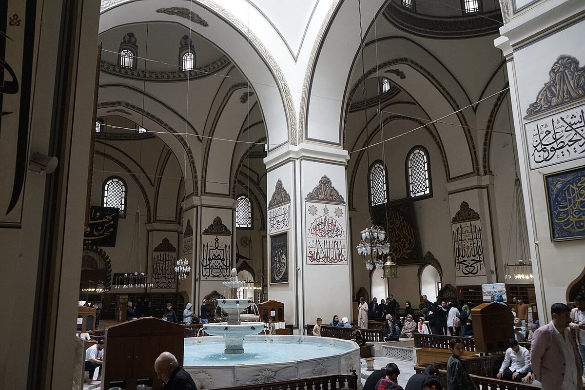 Bursa Ulu Camii'nin içi ve şadırvanı