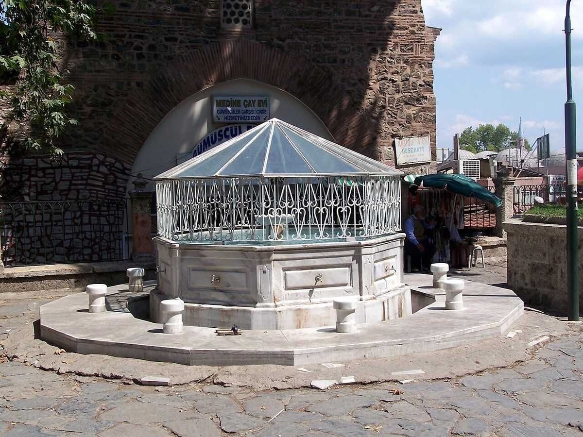 Bursa Ulu Camii'nin iç mekânındaki şadırvan