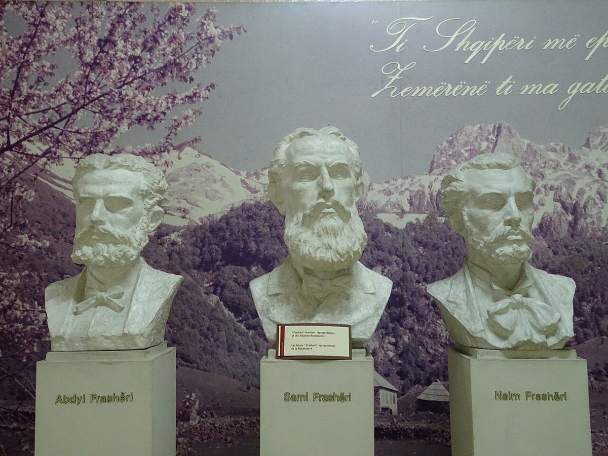 Frashëri kardeşlerin büstleri